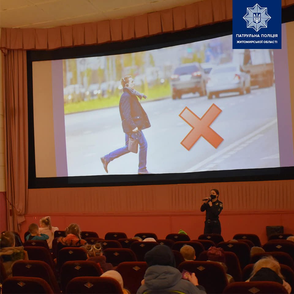 Для учнів молодшої школи в Житомирі правоохоронці провели урок, де розповідали про безпеку дорожнього руху, фото-5