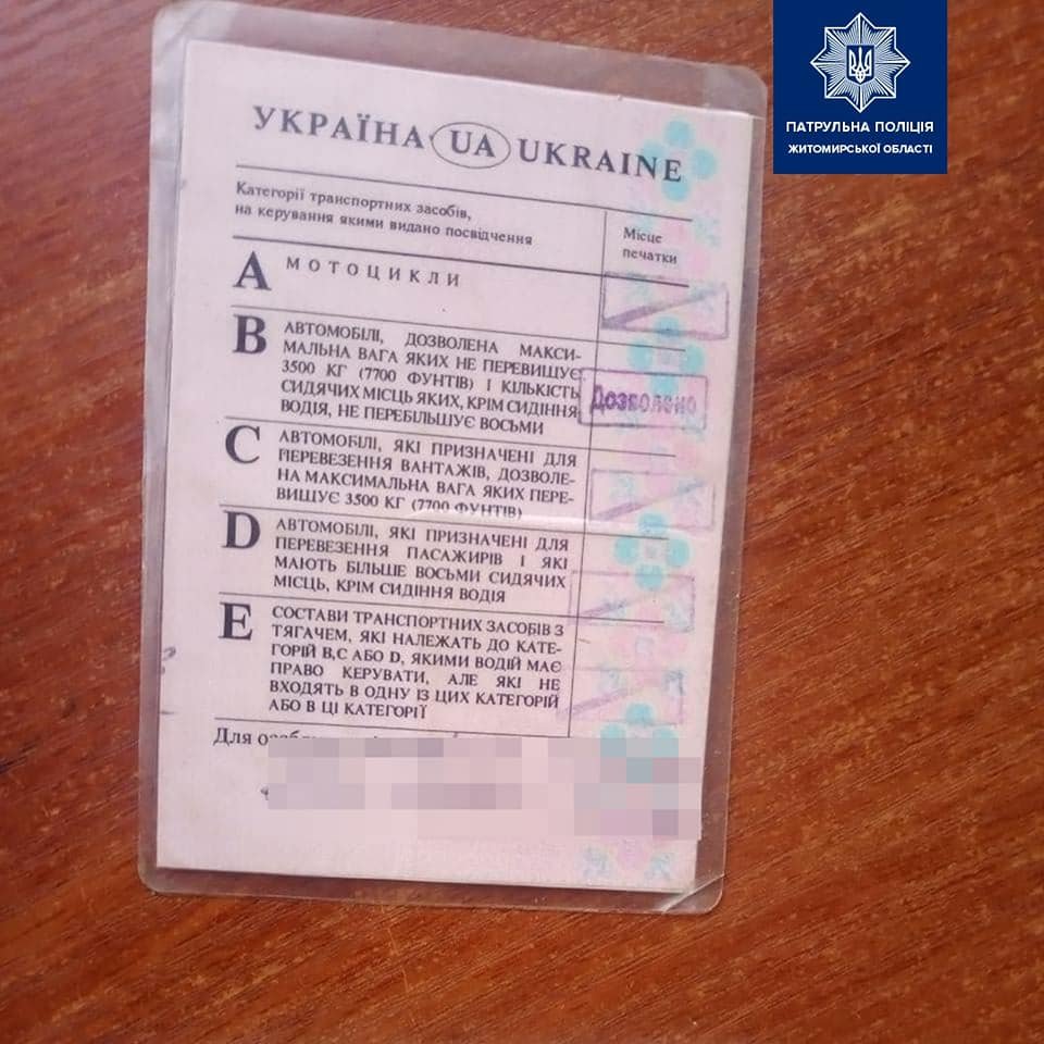 На Житомирщині правоохоронці зупинили водія з, ймовірно, підробленими документами, фото-1