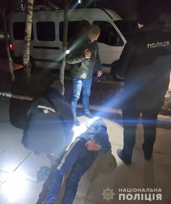 Перекидали через паркан: У Житомирській області правоохоронці викрили схему постачання наркотиків до виправної колонії, фото-1