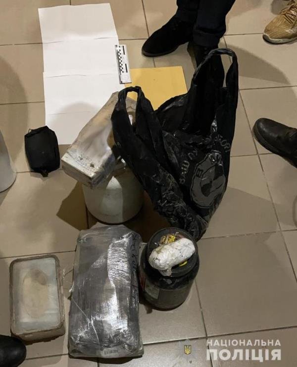 Перекидали через паркан: У Житомирській області правоохоронці викрили схему постачання наркотиків до виправної колонії, фото-3