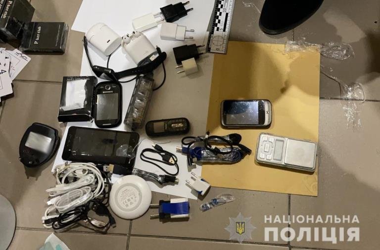 Перекидали через паркан: У Житомирській області правоохоронці викрили схему постачання наркотиків до виправної колонії, фото-4