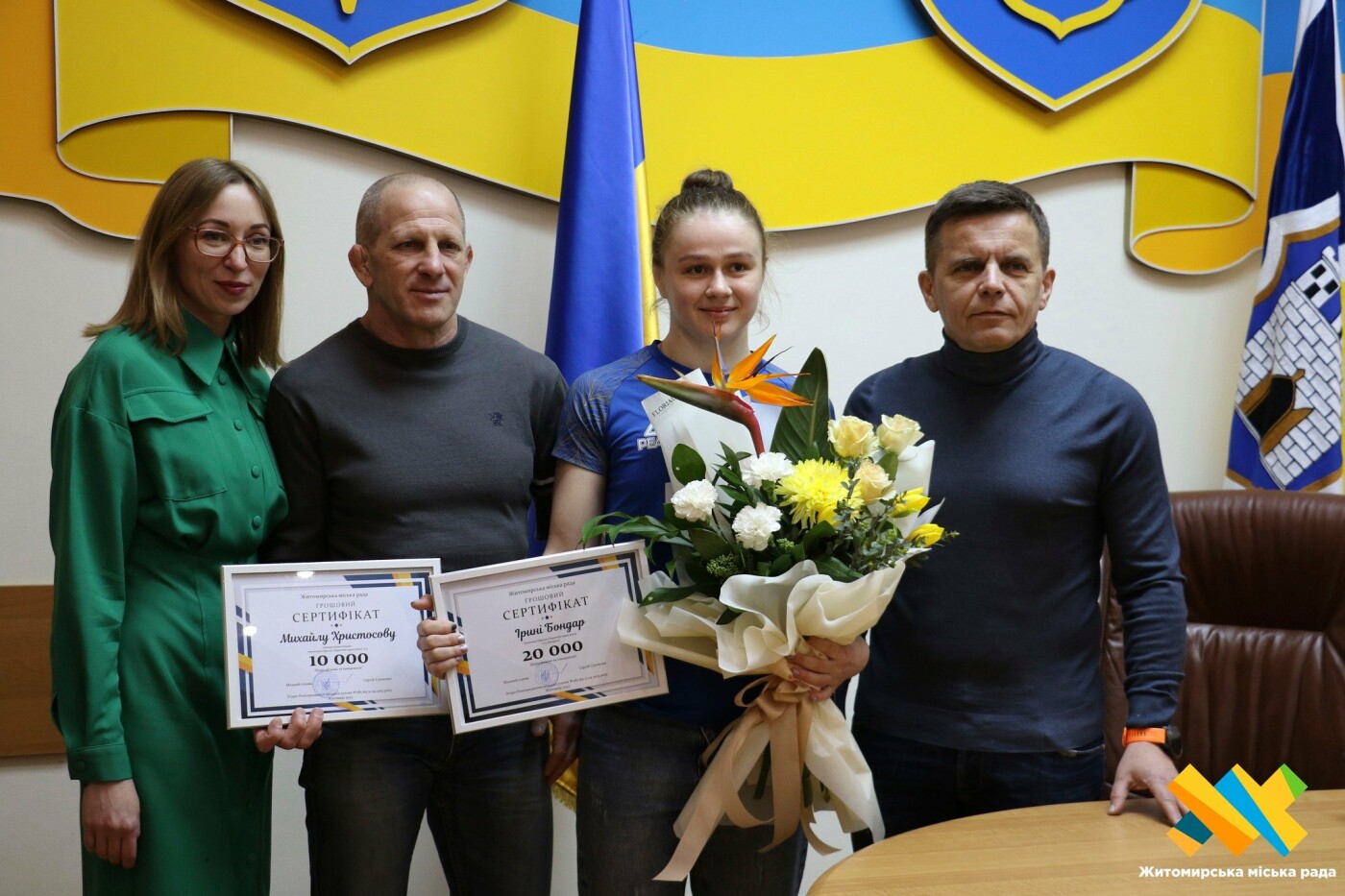 Житомир: чемпіонка Європи з вільної боротьби Ірина Бондар та її тренер Михайло Христософ отримали сертифікати на грошові винагороди