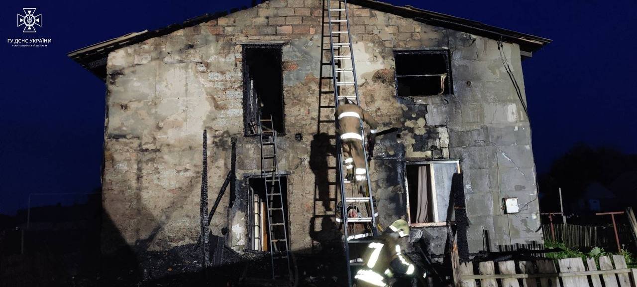 Очевидці діставали двох жінок через вікно: на Житомирщині вогнеборці ліквідували пожежу у двоповерховому житловому будинку