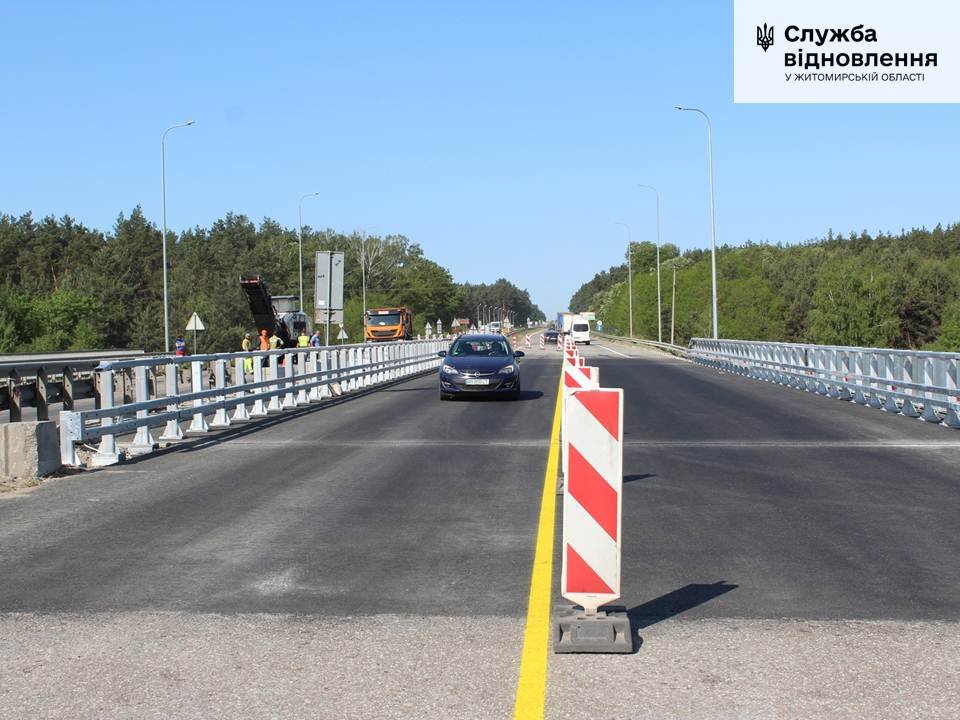Перший транспорт поїхав відбудованою після авіаударів частиною мосту між Києвом та Житомиром!