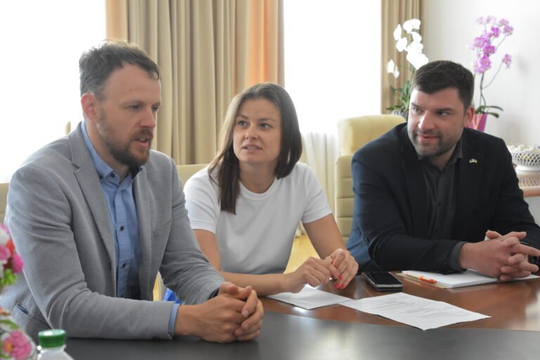 Наталія Остапченко обговорила з представниками естонської делегації питання відбудови мосту в Малині