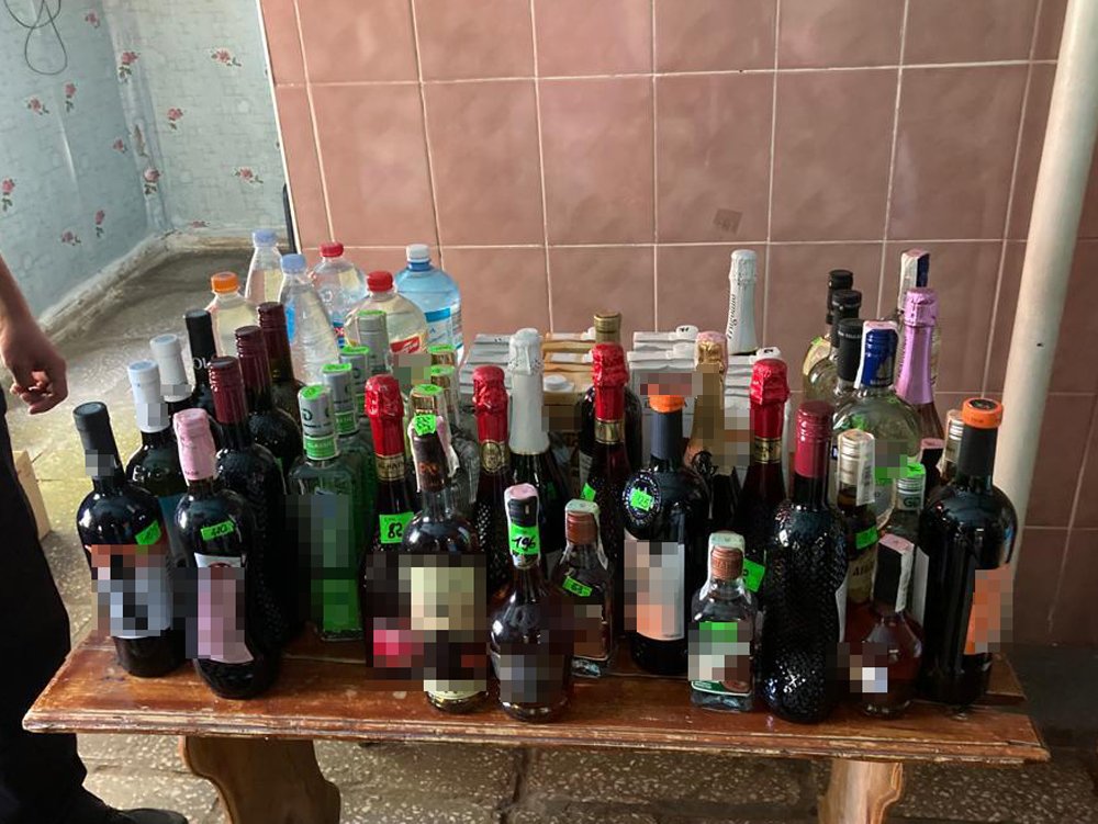 На Житомирщині поліцейські припинили незаконний продаж спиртного у сільській крамниці