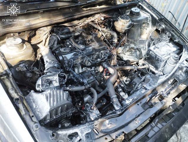 Звягель: рятувальники ліквідували пожежу в автомобілі