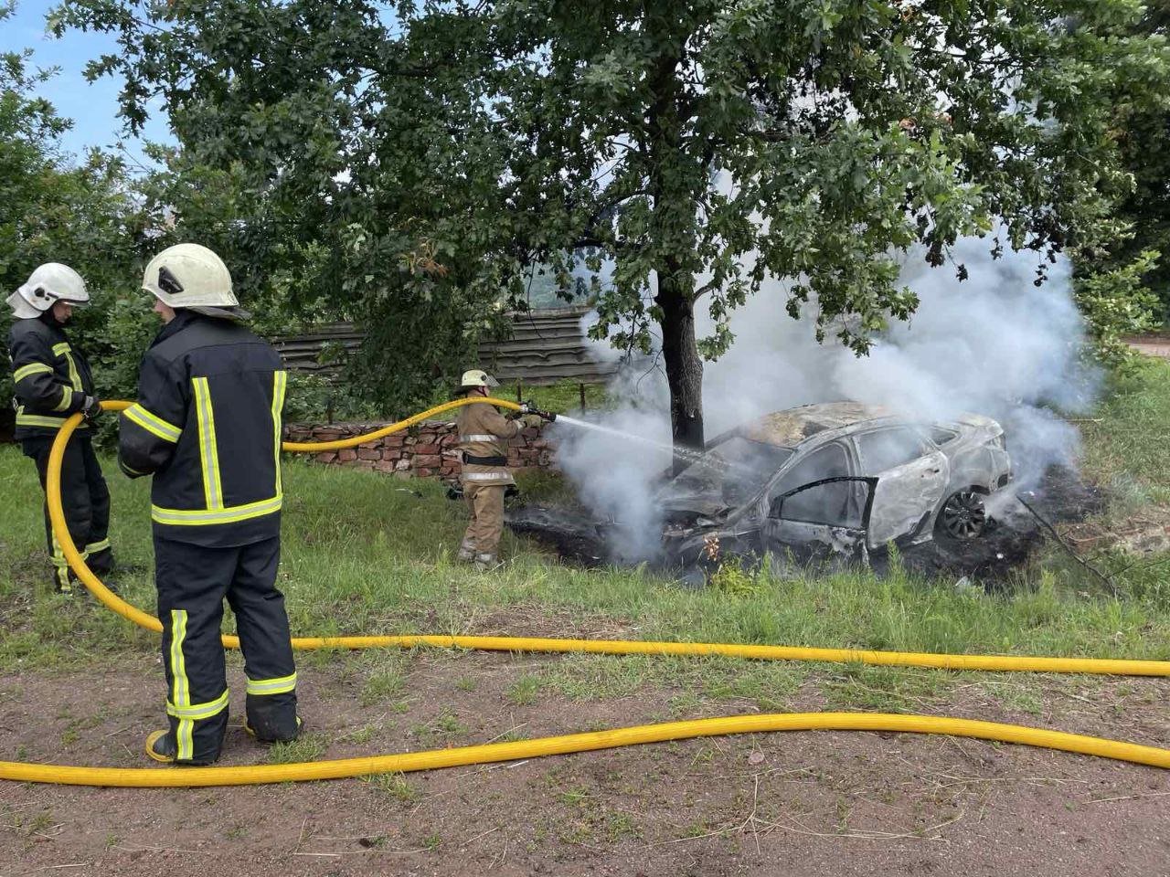 На Житомирщині надзвичайники гасили транспорт - водія встигли дістати з автівки очевидці