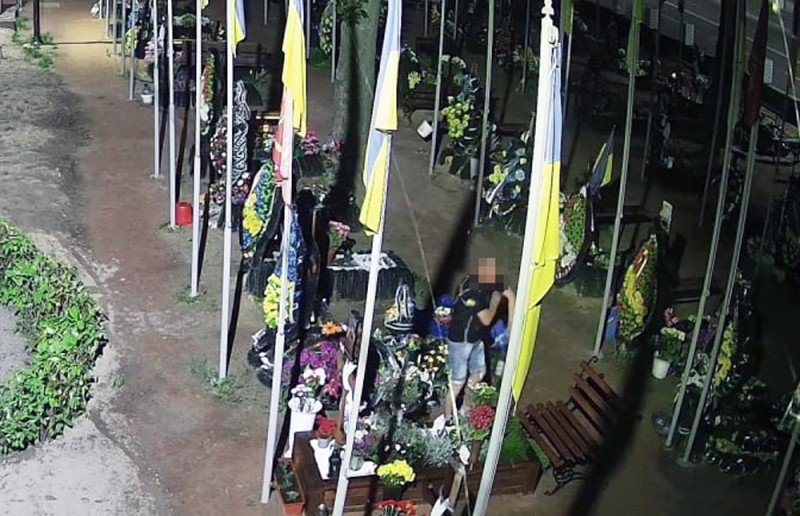 Викрав прапори та лампадку: житомирські поліцейські закінчили досудове розслідування наруги над могилами військових