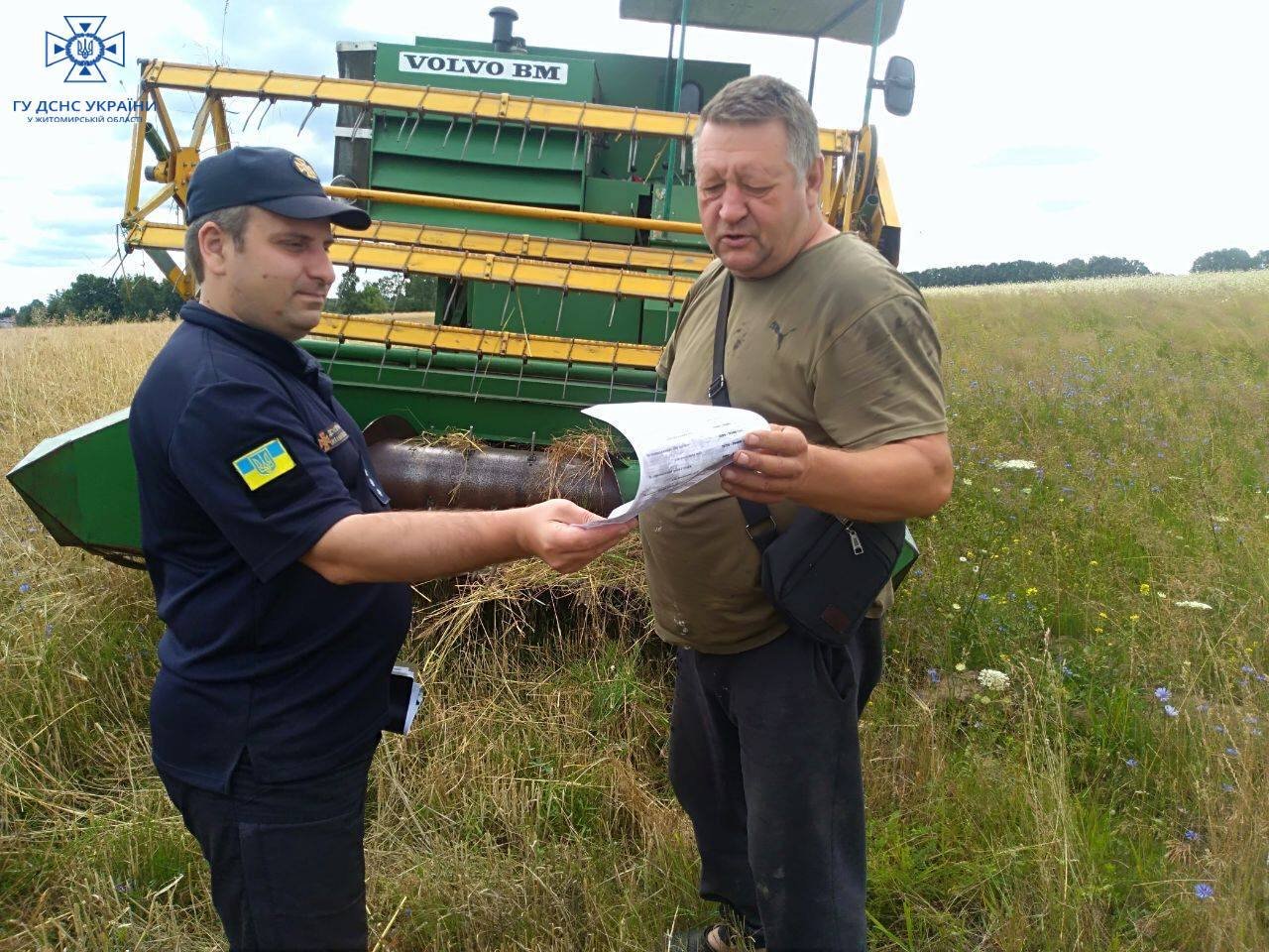 На Житомирщині рятувальники проводять профілактичні бесіди із комбайнерами