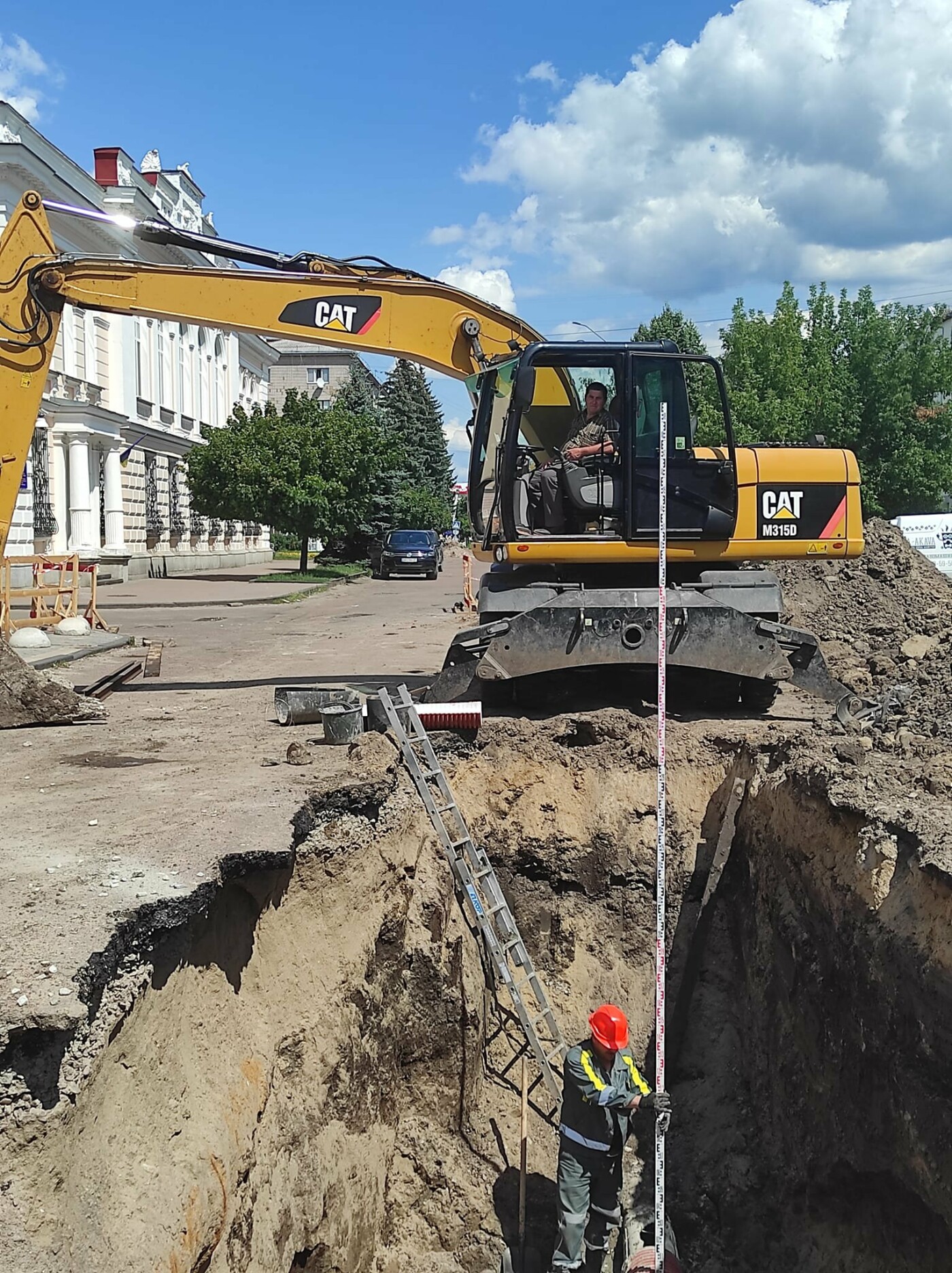 Грандіозний проект: перші метри новенького каналізаційного трубопроводу на вул. Лятошинського, — ФОТО