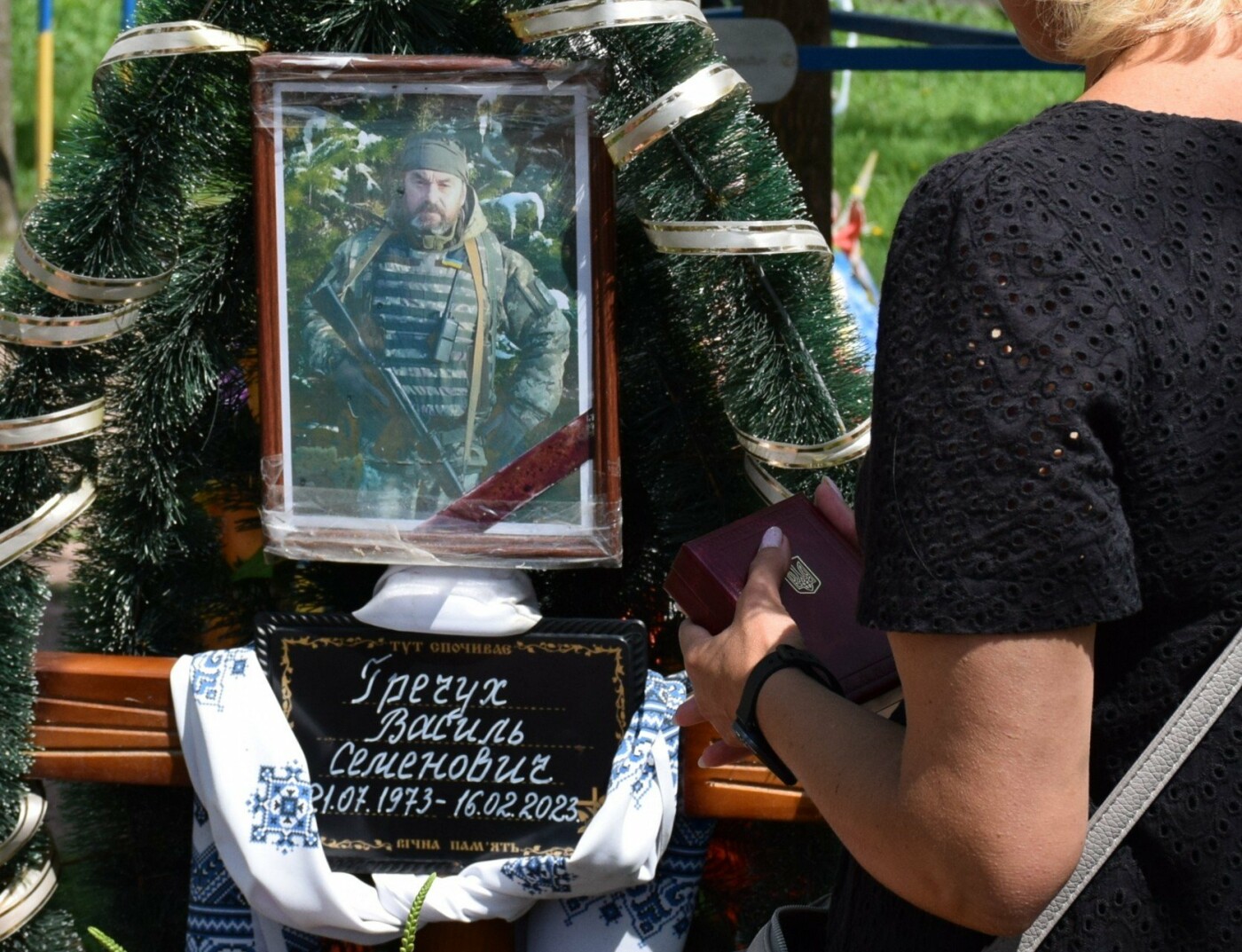 У Житомирі родині загиблого прикордонника Василя Гречуха вручили державну нагороду