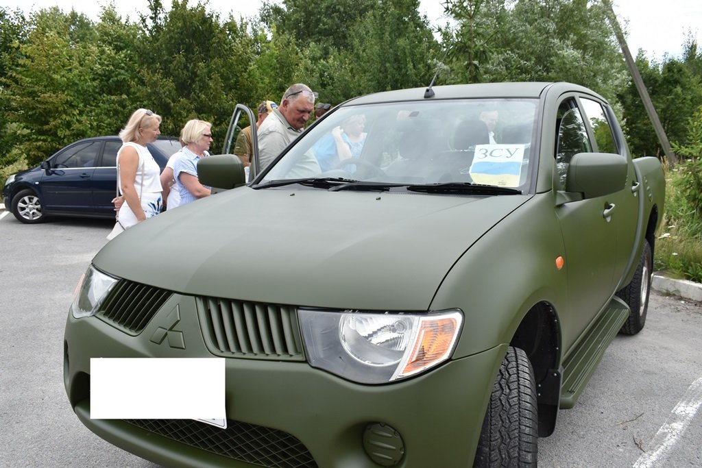 Пікап для ЗСУ — від освітян Звягельської громади, — ФОТО