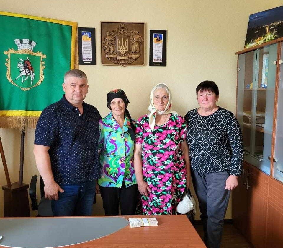 На Житомирщині мати загиблого Героя допомогла придбати Starlink та генератор для військового