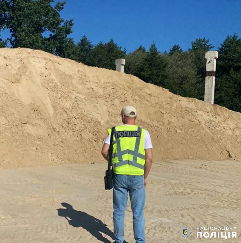 На Житомирщині поліцейські припинили незаконний видобуток піску: у одного з фігурантів вилучили понад 1,3 млн гривень