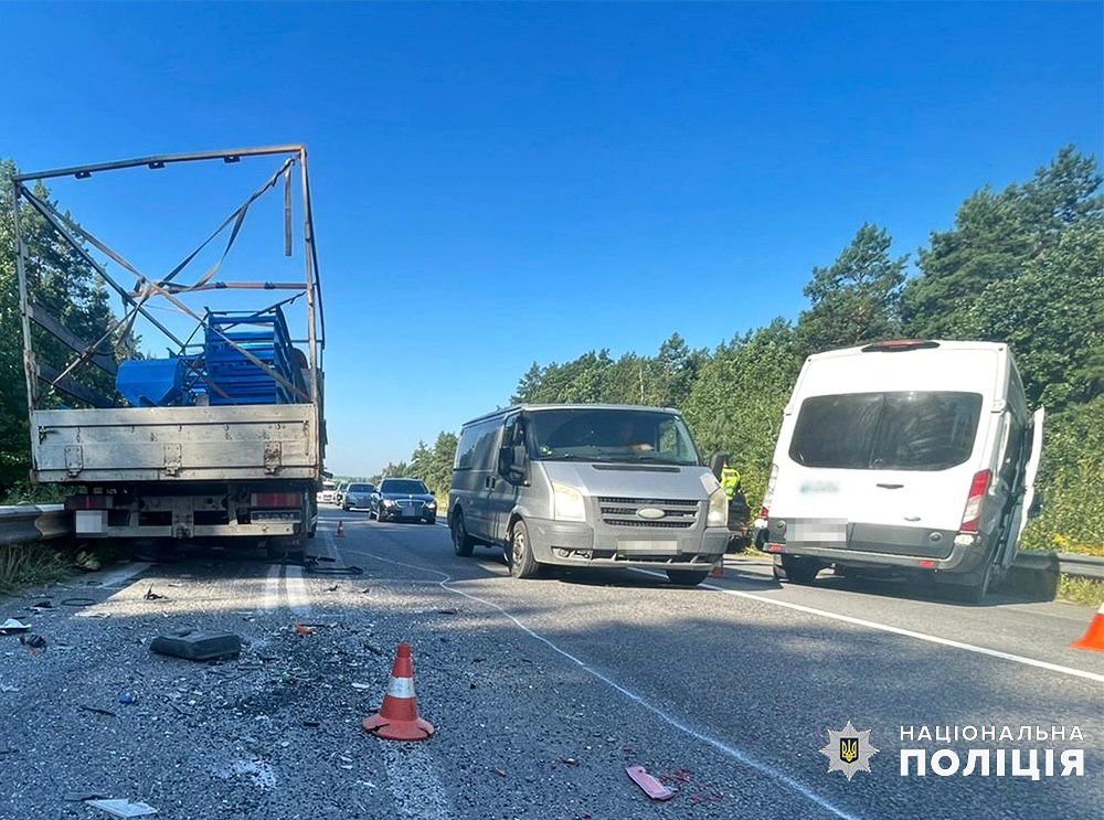 Під Житомиром в ДТП травмувалися двоє пасажирів авто