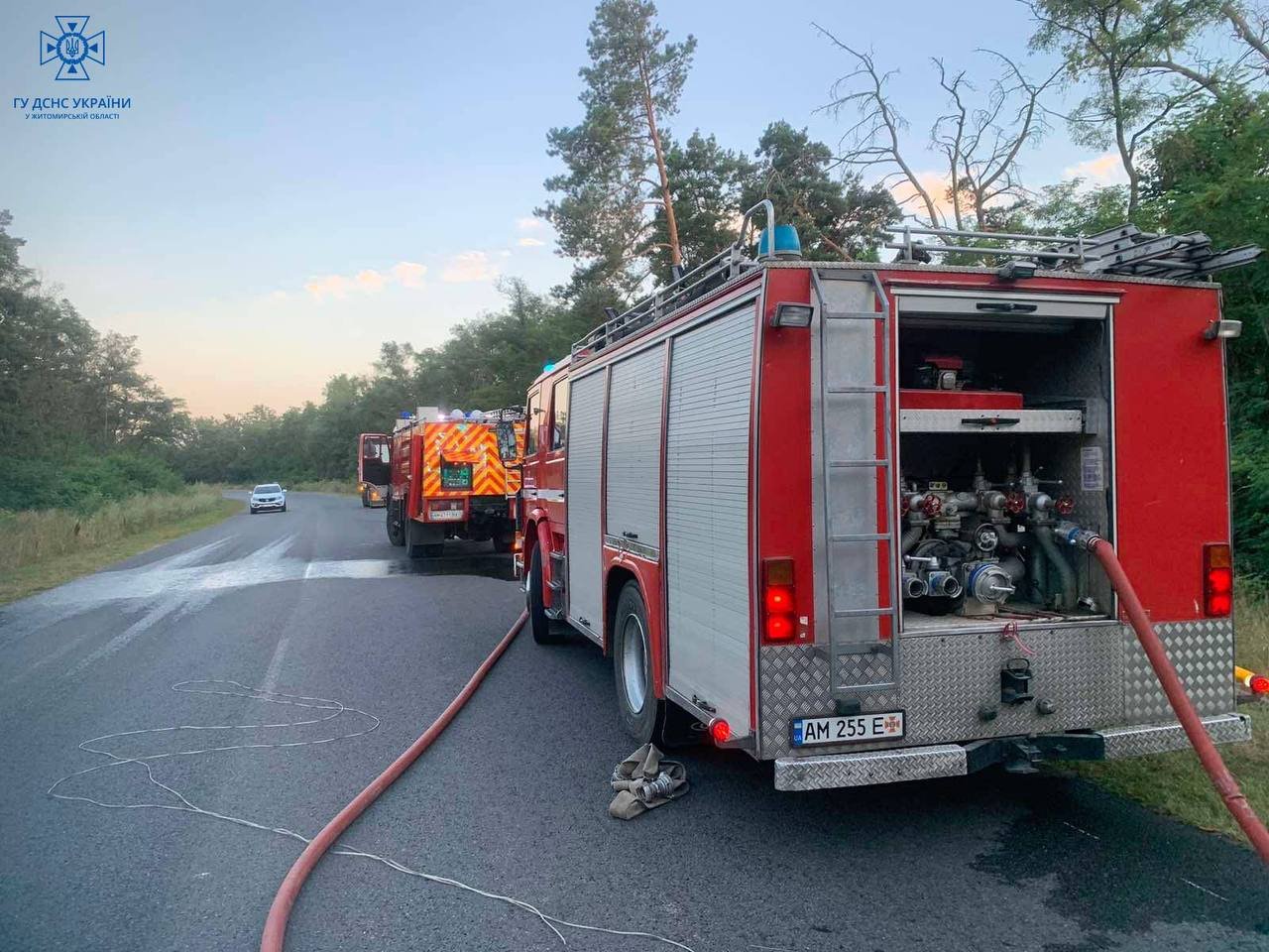 Житомирщина: рятувальники ліквідували пожежу причепу вантажівки, в якій знаходилося 22 т палива для твердопаливного котла