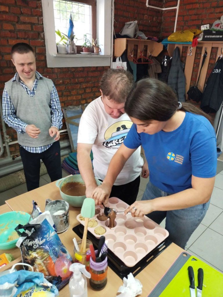 Кулінарна школа для молоді з інвалідністю: у Житомирі відбувся мастерклас з приготування кексів