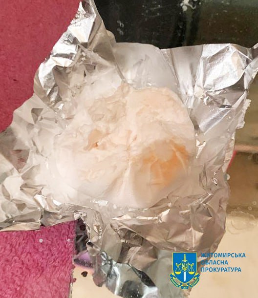 У Житомирі організованому угрупованню повідомили про підозру у виготовленні та збуті психотропної речовини в особливо великих розмірах