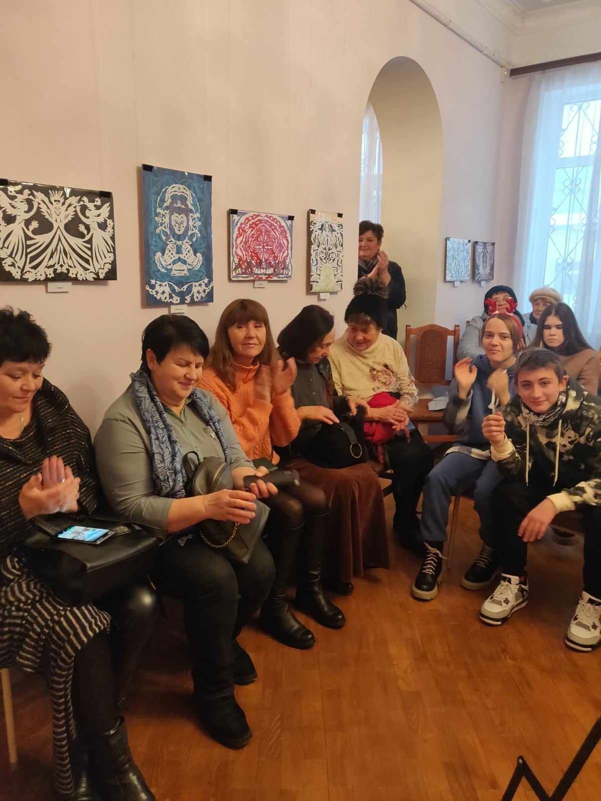 Янголи миру й янголи добра: у Житомирі відкрилася персональна виставка витинанок Галини Ямчинської, — ФОТО