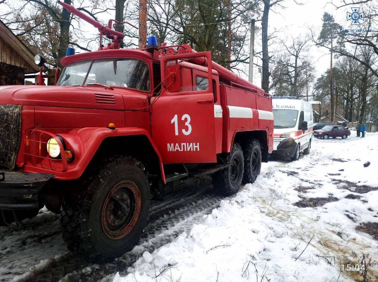 Житомирщина: рятувальники вилучили «карету» швидкої допомоги з узбіччя