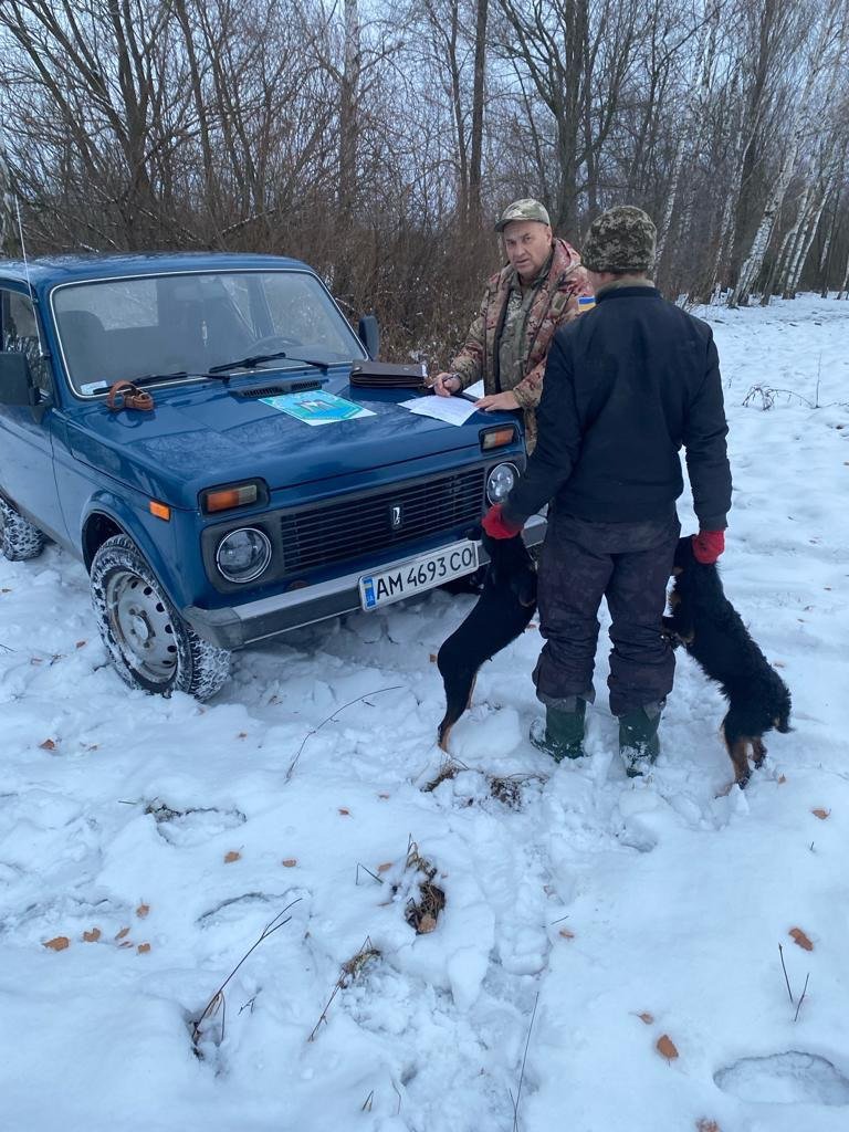 Мисливець з двома собаками та рибалка-порушник: екоінспектори зафіксували чергові факти браконьєрства на Житомирщині