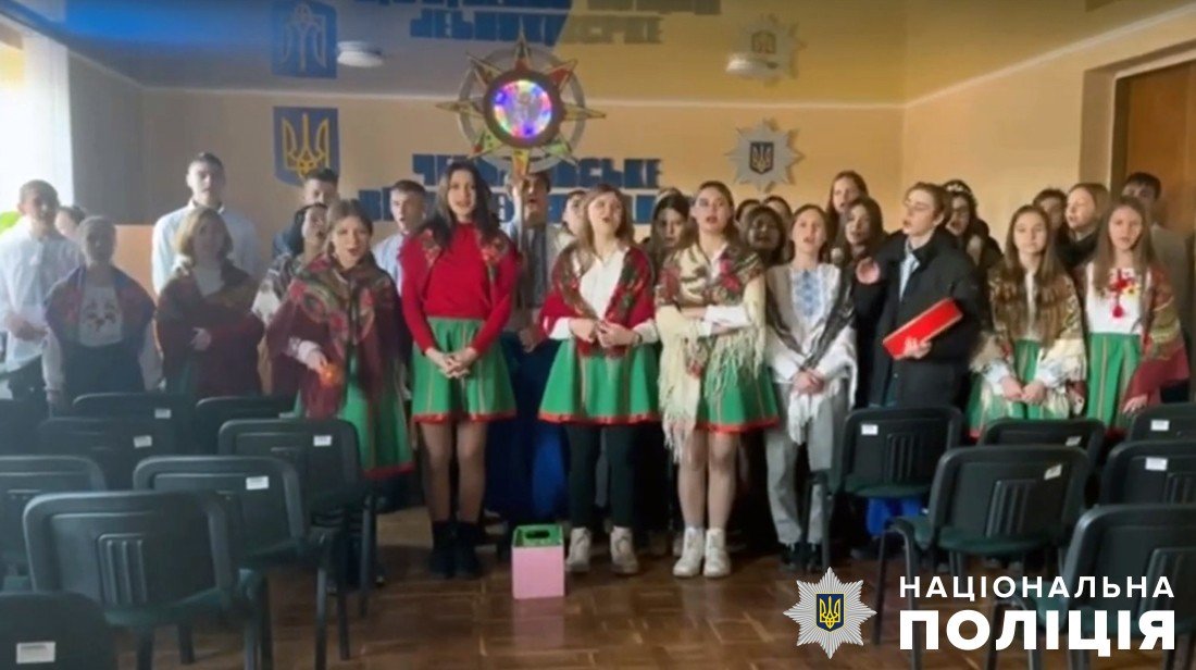 Черняхівські ліцеїсти колядками збирають допомогу для ЗСУ, — ВІДЕО