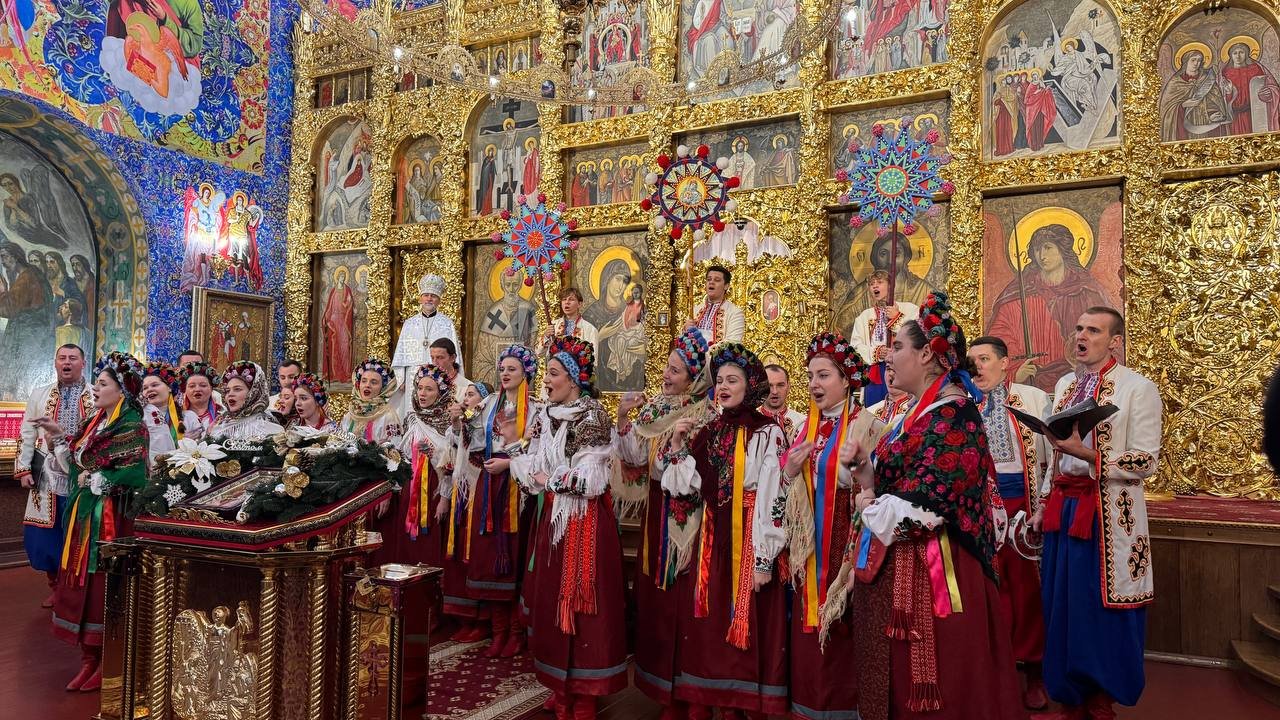 Колектив Житомирського коледжу культури і мистецтв завітав із колядою до Свято-Михайлівського собору