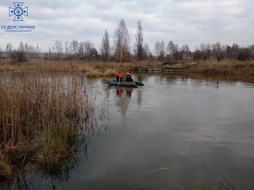 Житомирщина: рятувальники дістали тіло людини з річки