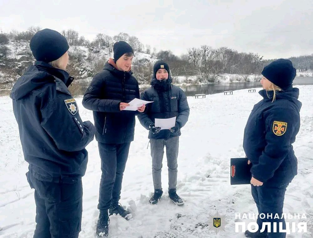 Обережно, тонкий лід: у Звягелі поліцейські та рятувальники спілкувалися з містянами біля водойм