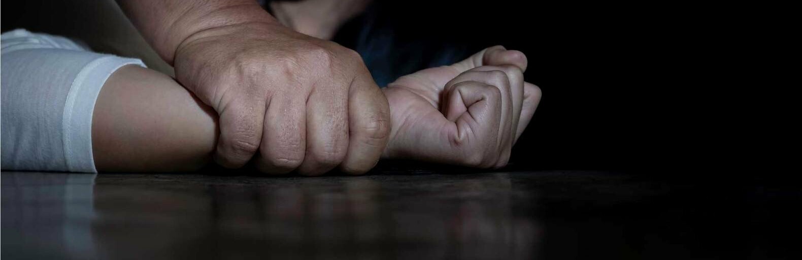 На Житомирщині раніше судимий чоловік зґвалтував 13-річну падчерку