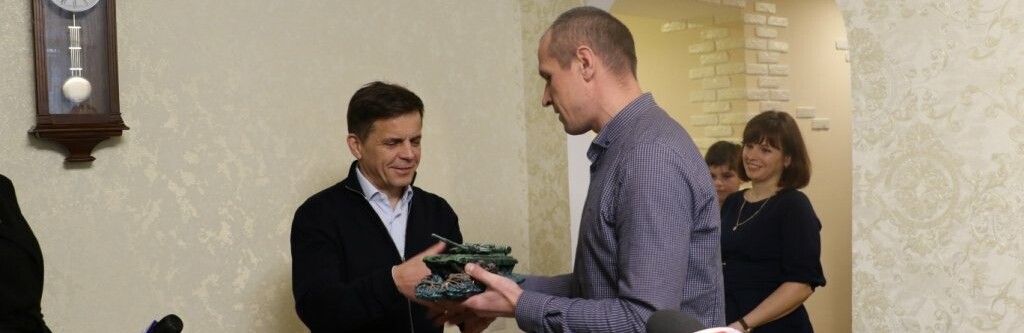 У Житомирі військовослужбовець власноруч переобладнав нежитлове при... У Житомирі військовослужбовець власноруч переобладнав нежитлове приміщення на "омріяну квартиру", Мірошниченко Ксенія
