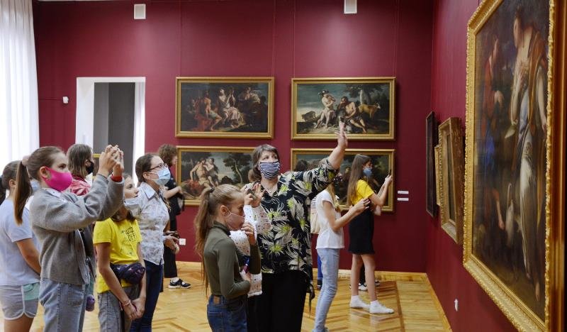 Учням художньої школи в Житомирі провели урок з Історії мистецтв» в... Учням художньої школи в Житомирі провели урок з Історії мистецтв» в картинній галереї краєзнавчого музею, Ketlandia