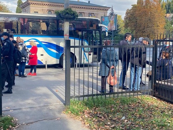 Поліція затримала 130 мешканців Житомирщини, які прибули до Києва н... Поліція затримала 130 мешканців Житомирщини, які прибули до Києва на проплачене голосування, Ketlandia