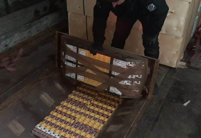 На кордоні з Білоруссю у днищах вантажівок виявили дві партії контр... На кордоні з Білоруссю у днищах вантажівок виявили дві партії контрабандних сигарет, Ketlandia