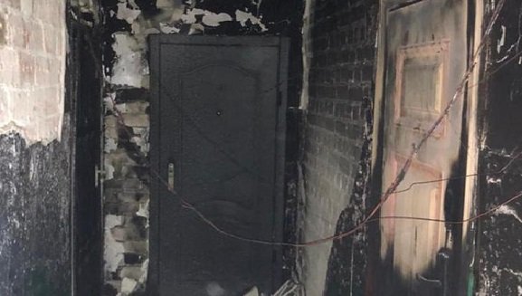 У Житомирі підпалили під’їзд будинку