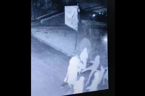Тягали за волосся, копали ногами по голові: Жорстока бійка підліткі... Тягали за волосся, копали ногами по голові: Жорстока бійка підлітків у житомирському парку. ВІДЕО, Ketlandia