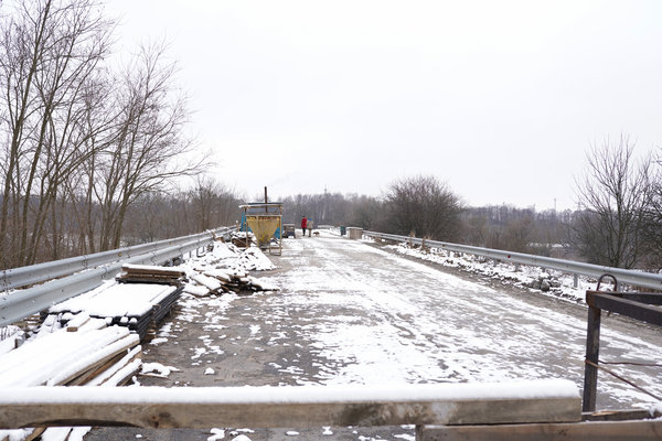 Громада на Житомирщині стурбована тим, що здача мосту в експлуатацію відтерміновується