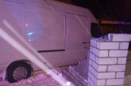 На Житомирщині рятувальники допомогли водію, який потрапив в аварію