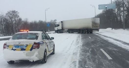 На Житомирщині патрульні допомогли водієві вантажівки