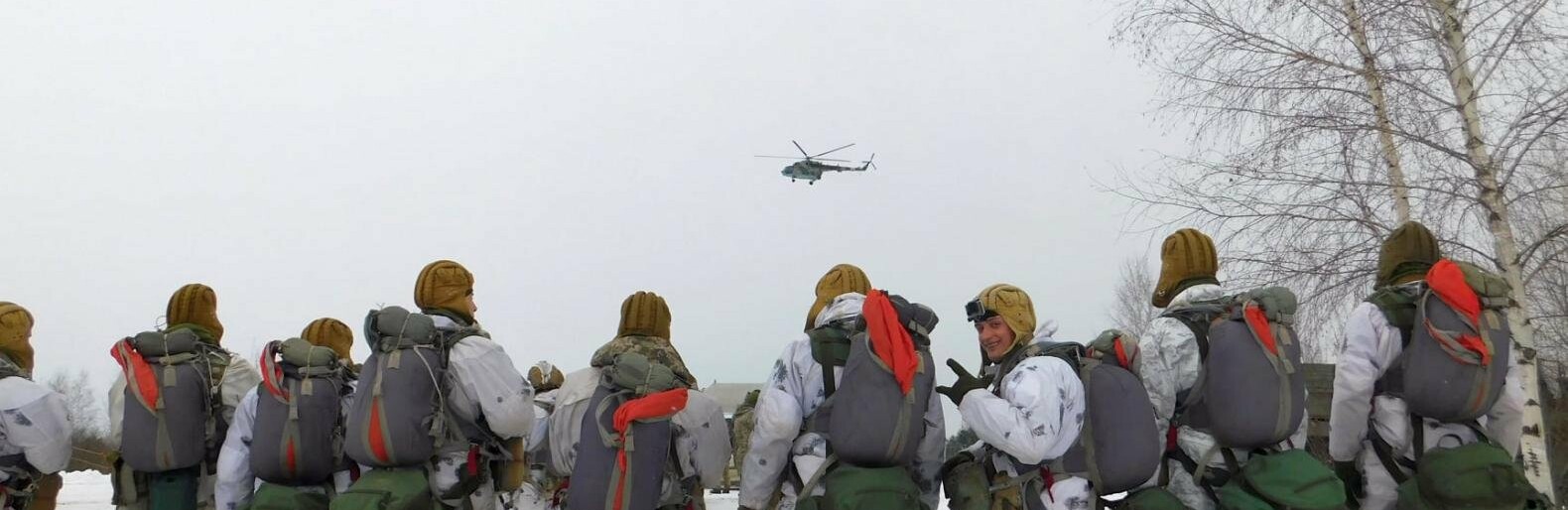 На Житомирщині десантники розпочав виконання програми стрибків з парашутом. ФОТО