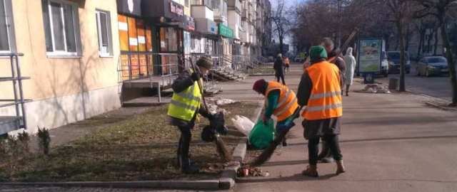 У Житомирі комунальники активно очищають місто від сміття, яке накопилося за зиму. ФОТО