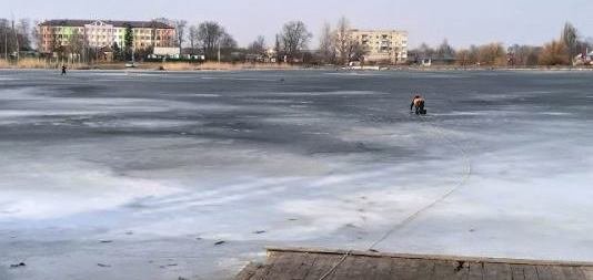 На Житомирщині рятувальники допомогли на водоймі чоловіку, який хотів скоротити через неї шлях