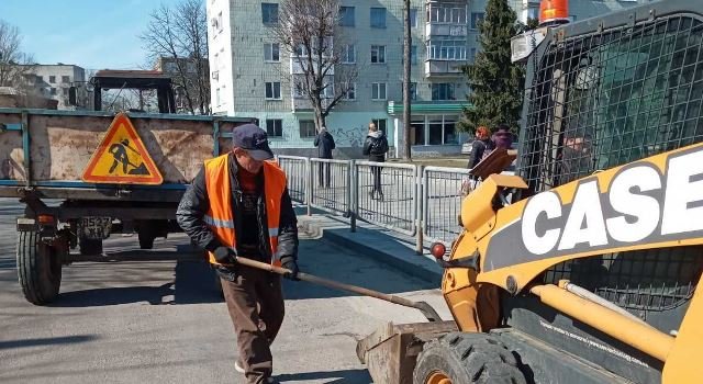 Житомирські комунальники прибиратимуть вулиці кілька разів, аби повністю очистити місто від накопиченого за зимовий період