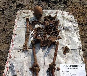 Йому було б вже більше ста років: Триває пошук рідних солдата, рештки якого знайшли на Житомирщині. ФОТО