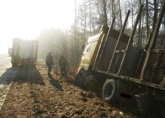 У Житомирській області рятувальники допомагали водіям на бездоріжжі