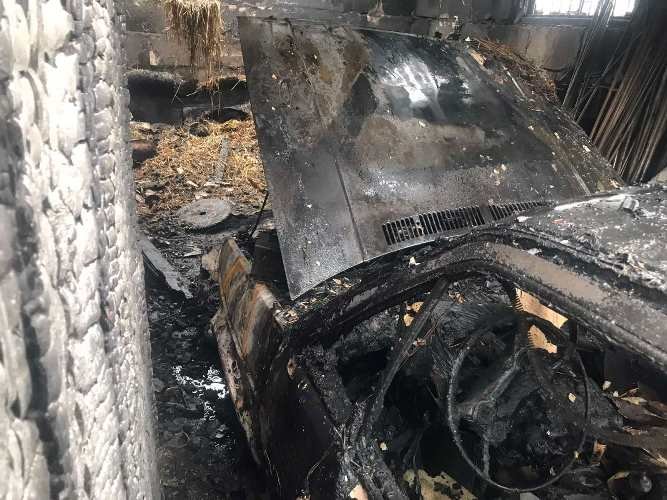 На Житомирщині вогнеборці гасили гараж, де в кузові автівки лежав газовий балон