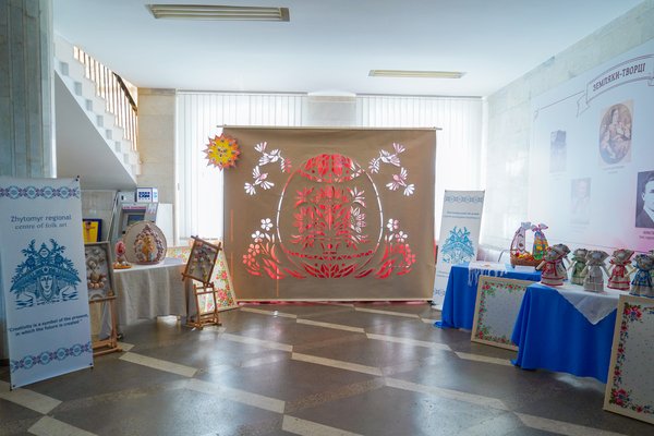 В Житомирській облраді «оселилася» триметрова великодня витинанка.
