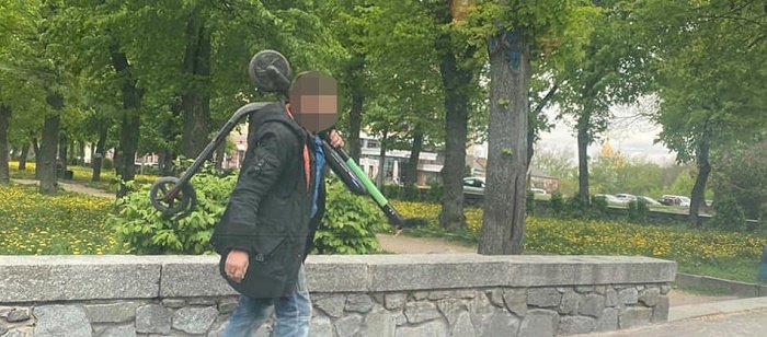 У Житомирі ТОРівці затримали чоловіка, що, ймовірно, викрав електросамокат