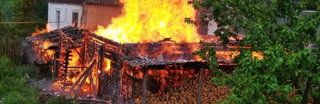 На Житомирщині через коротке замкнення електромережі згорів сарай та покрівля житлового будинку. ФОТО